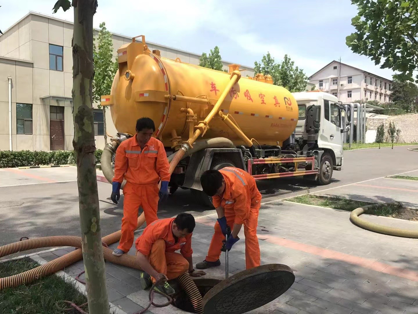 张家川管道疏通车停在窨井附近