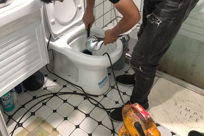 张家川马桶堵塞自己疏通还是找师傅？专业上门服务让你省时更省心